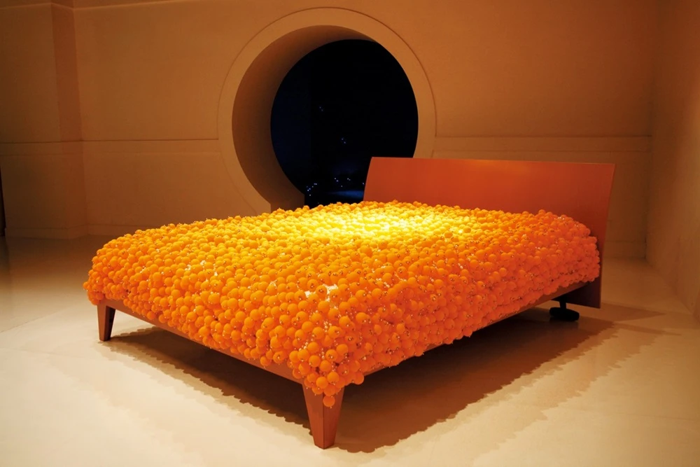 陳慧嶠，《知覺的泡泡─在結束中開始》，2006，床、珠子、亮片、乒乓球，176×219×113cm，台北當代藝術館「此時此刻」個展現場。-圖片